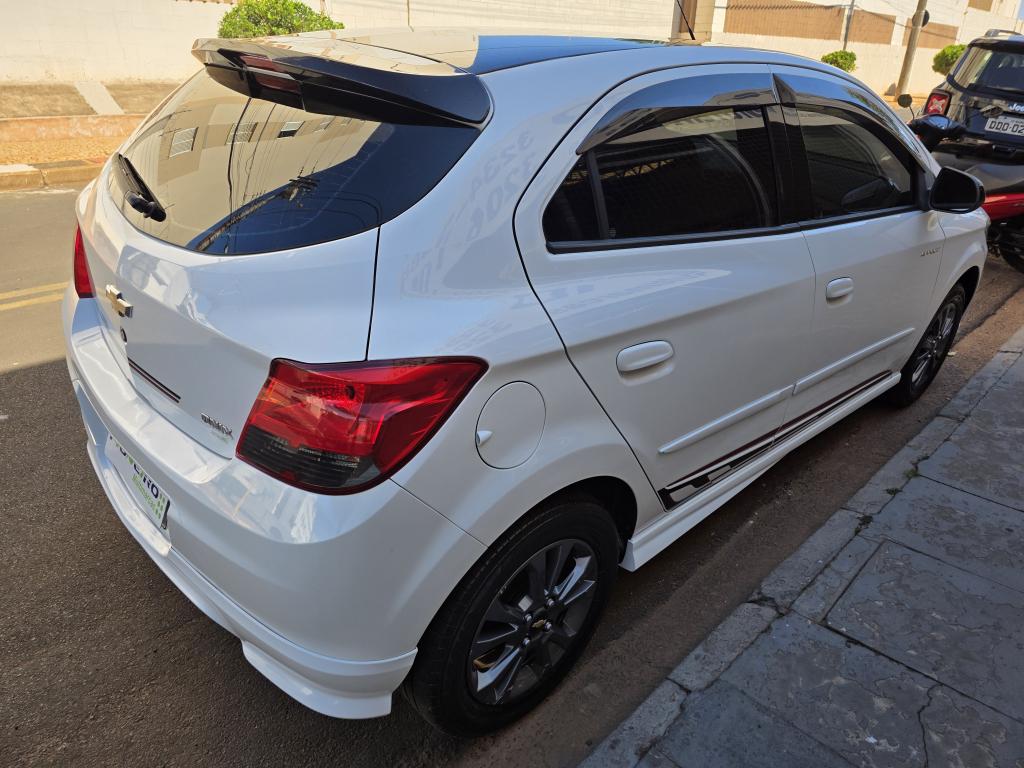 CHEVROLET Onix Hatch - Foto