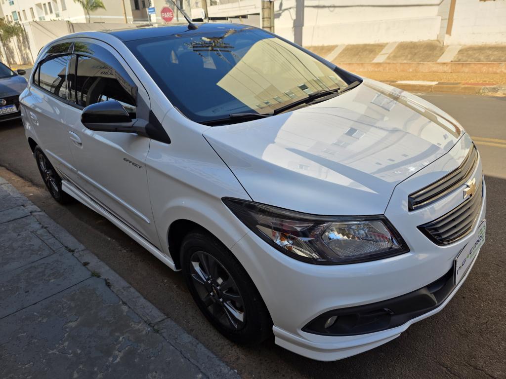 CHEVROLET Onix Hatch - Foto