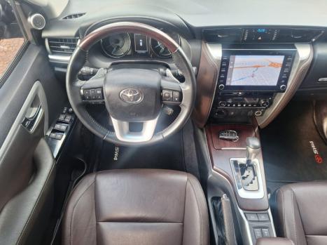 TOYOTA Hilux SW4 2.8 4P SRX 4X4 TURBO DIESEL AUTOMTICO, Foto 2