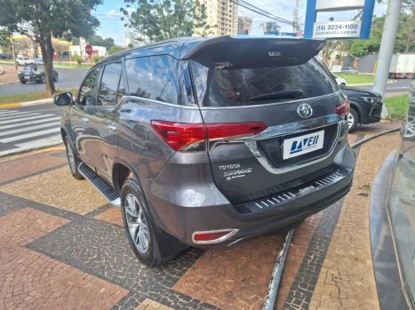 TOYOTA Hilux SW4 2.8 4P SRX 4X4 TURBO DIESEL AUTOMTICO, Foto 3