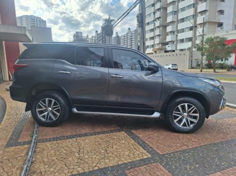 TOYOTA Hilux SW4 2.8 4P SRX 4X4 TURBO DIESEL AUTOMTICO, Foto 6