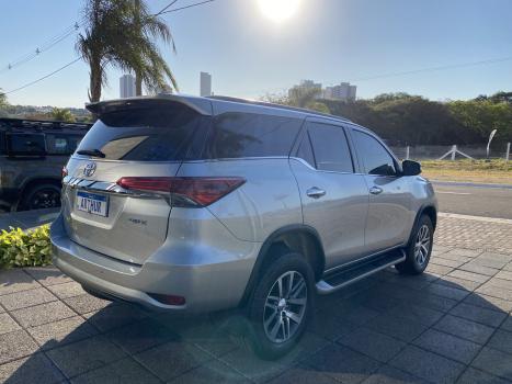 TOYOTA Hilux SW4 2.8 16V 4P SRX 4X4 7 LUGARES TURBO DIESEL AUTOMTICO, Foto 4