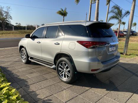 TOYOTA Hilux SW4 2.8 16V 4P SRX 4X4 7 LUGARES TURBO DIESEL AUTOMTICO, Foto 5