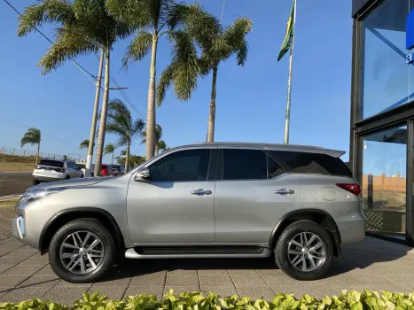 TOYOTA Hilux SW4 2.8 16V 4P SRX 4X4 7 LUGARES TURBO DIESEL AUTOMTICO, Foto 8