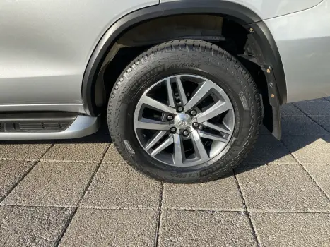 TOYOTA Hilux SW4 2.8 16V 4P SRX 4X4 7 LUGARES TURBO DIESEL AUTOMTICO, Foto 14