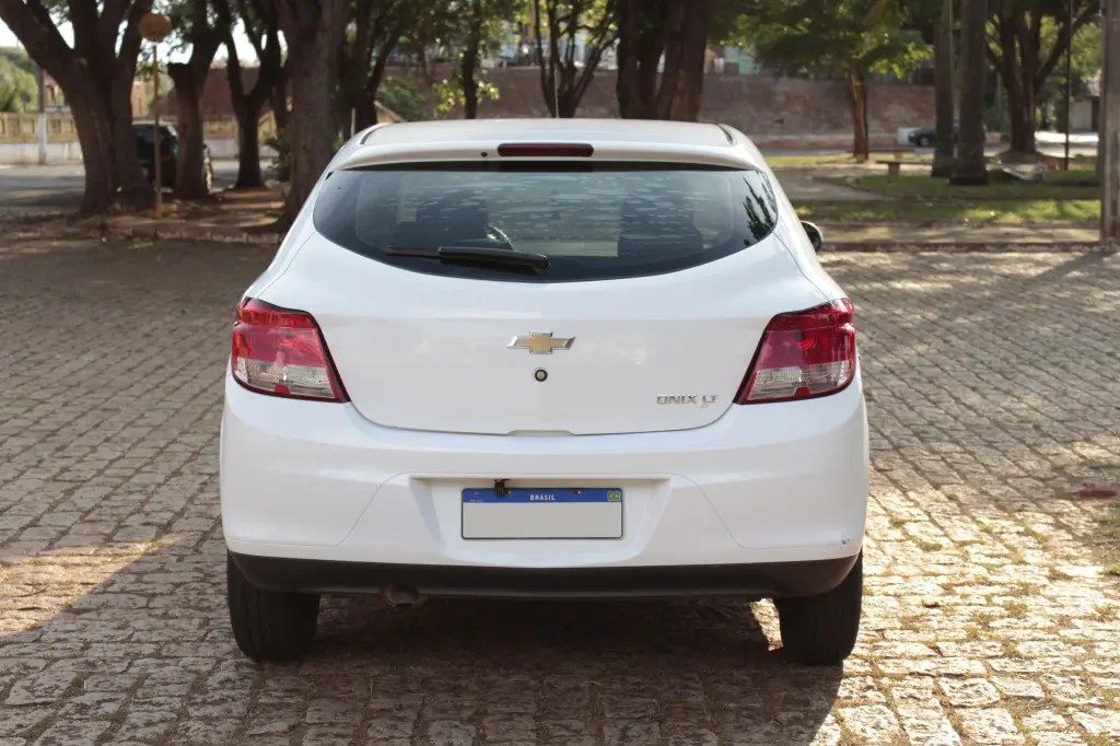 Comprar Hatch Chevrolet Onix Hatch 1.0 4P Flex LT Branco 2014 em