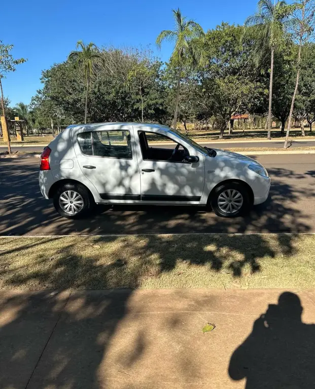 RENAULT Sandero - Foto