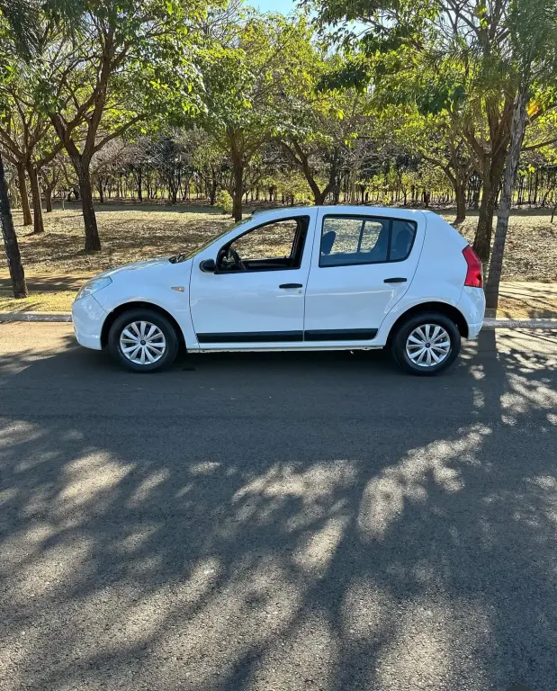 RENAULT Sandero - Foto