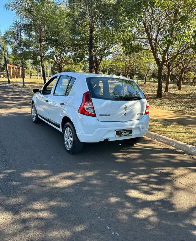 RENAULT Sandero - Foto