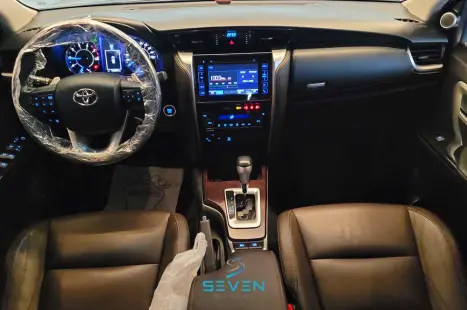 TOYOTA Hilux SW4 2.8 16V 4P SRX 4X4 7 LUGARES TURBO DIESEL AUTOMTICO, Foto 10