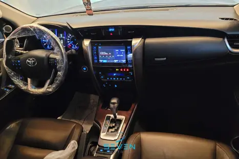 TOYOTA Hilux SW4 2.8 16V 4P SRX 4X4 7 LUGARES TURBO DIESEL AUTOMTICO, Foto 11