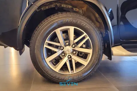 TOYOTA Hilux SW4 2.8 16V 4P SRX 4X4 7 LUGARES TURBO DIESEL AUTOMTICO, Foto 17